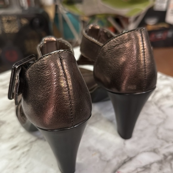 Sofft Leather T-strap Heeled Metallic Sandal Top Size 6, LIKE NEW!! - Picture 3 of 6